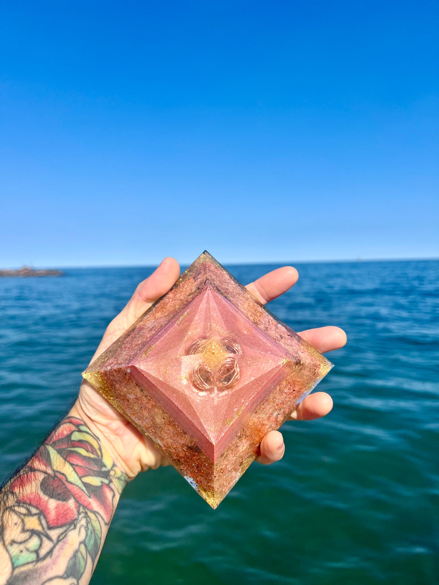 ELECTRIC OM Quartz Magic Mix Earth Frequency Orgone Giza 8-Side Pyramid with Heart Chakra Balancing Minerals